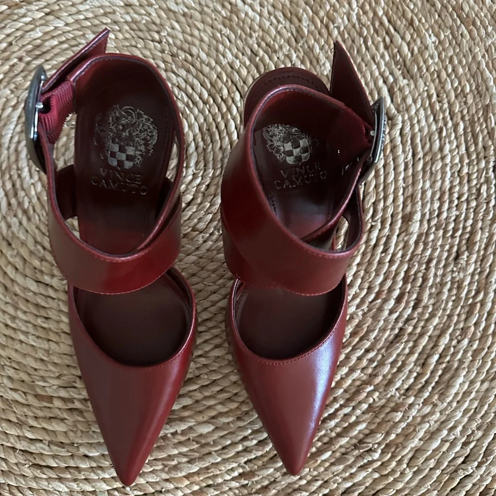 Vince Camuto Burgundy Leather Buckle Pump Sz 7.5 NWOT - Picture 3 of 6